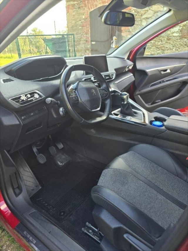 Peugeot 5008 1,5   59 000 km/ 1.majitel/ v 