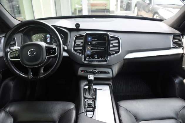 Volvo XC90 D5 AWD MOMENTUM ČR